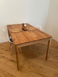Jídelní stůl z dubu